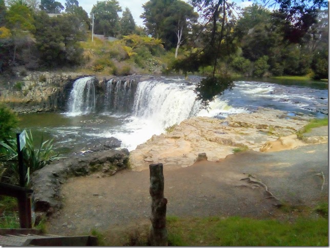 Haruru Falls randonnée
